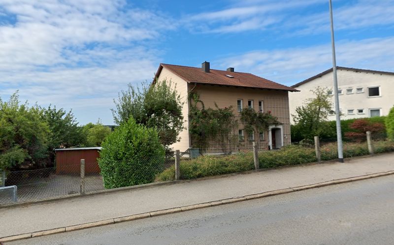 Zweifamilienhaus mit großem Grundstück in zentrumsnaher Lage !